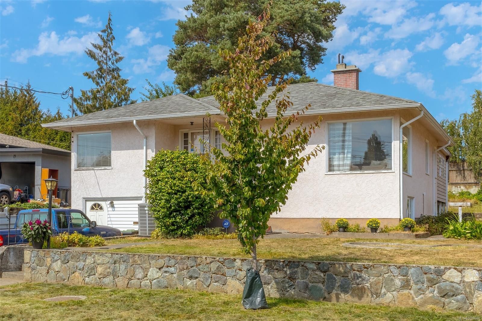 I have sold a property at 914 McNaughton Ave in Esquimalt
